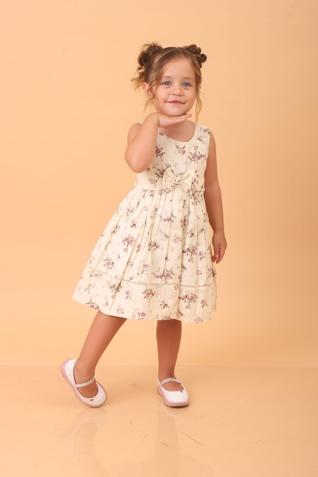 Vestido Offwhite com Flores Lilás - Imagem 6