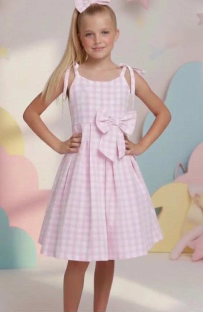 menina com vestido infantil xadrez rosa