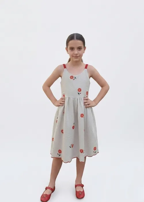 Vestido de linho com laço vermelho